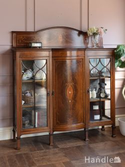 マザーオブパールが入った美しいショーケース、象嵌が輝くマホガニー材のガラスキャビネット