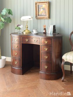 アンティーク家具 アンティークのデスク・書斎机 キドニー型のおしゃれなアンティークの書斎机、イギリスから届いた美しいプレジデントデスク