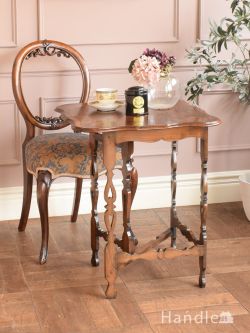 アンティーク家具  ウォールナットの木目が美しいゲートレッグテーブル、めずらしいコーナー用の伸長式アンティークテーブル