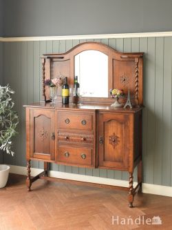 ツイストの支柱がとっても美しいアンティークの家具、英国アンティークの鏡がついたミラーバックサイドボード