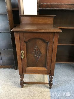 到着予定商品 アンティークのサイドボード アンティーク　ぺディスタルカップボード