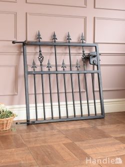 アンティーク家具 その他 アンティーク家具 中世のヨーロッパを感じさせてくれる可愛い門扉、アイアンの英国アンティークのゲート