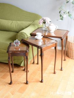 アンティーク家具 アンティークのテーブル イギリスから届いたアンティークのテーブルセット、革天板がおしゃれなネストテーブル