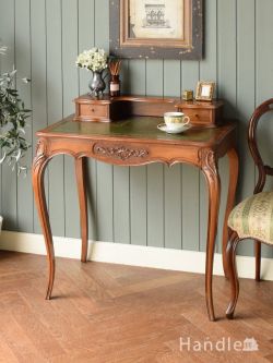 アンティーク家具 アンティークのデスク・書斎机 フランスから届いた猫足のアンティーク机、ウォールナット材のレディデスク