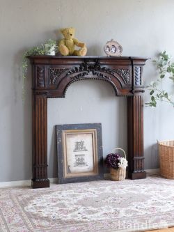 フランスらしい彫が華やかな暖炉枠、オーク材で出来たアンティークのマントルピース