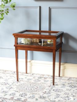 アンティーク家具 その他 アンティーク家具 何を入れても美しく見えるテーパードレッグの収納家具、英国アンティークのジュエリーケーステーブル