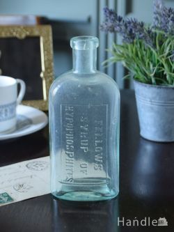 アンティーク雑貨 アンティークビン・香水瓶 アンティークのおしゃれなガラスボトル、イギリスで見つけたエンボス入りのガラス瓶