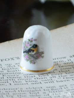 アンティーク雑貨 アンティーク食器 イギリスのアンティーク指貫、ピンクのお花と鳥の可愛いボーンチャイナシンブル