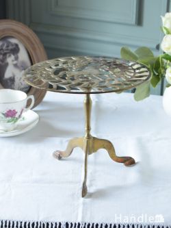 アンティーク雑貨 アンティークの真鍮製の雑貨、馬モチーフのおしゃれなケトルスタンド(ポットスタンド)