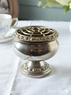アンティーク雑貨 イギリスのおしゃれな花器、アンティークシルバープレートの花留め具が付いたフラワーベース
