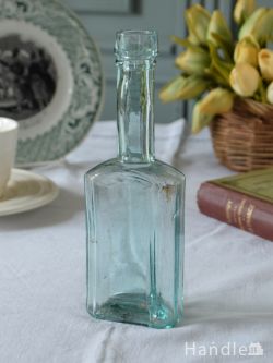 アンティーク雑貨 アンティークビン・香水瓶 アンティークのおしゃれなガラスボトル、淡い色のガラスがキレイなボトル