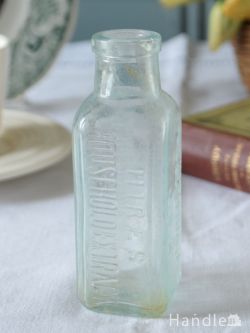 アンティーク雑貨 アンティークビン・香水瓶 アンティークのおしゃれなガラスボトル、エンボス入りのガラス瓶