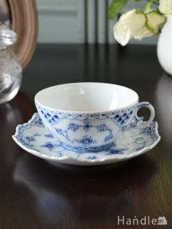 アンティーク雑貨 アンティーク食器 ロイヤルコペンハーゲン (Royal Copenhagen) の食器、ブルーフルーテッドフルレースのカップ&ソーサー
