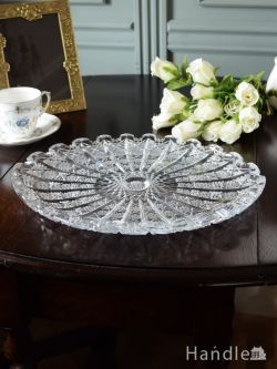 アンティーク雑貨 アンティーク 雑貨のガラス小物 アンティークのガラスのプレート、お花の模様が豪華なプレスドグラスのトレイ