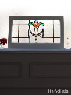 アンティーク雑貨 ステンドグラス アンティーク 英国アンティークの雑貨、いろんな色のガラスに囲まれた美しいバラ模様のステンドグラス