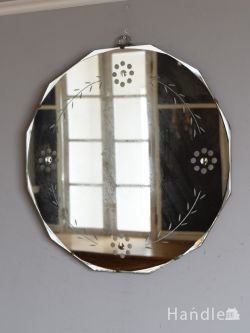 アンティーク雑貨 アンティークミラー・鏡 イギリスのアンティークのミラー、丸い形の縁取りにお花の絵が描かれた壁付けの鏡
