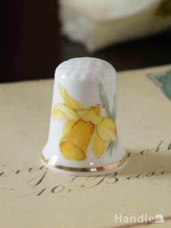 アンティーク雑貨 アンティーク食器 イギリスのアンティーク指貫、水仙が描かれたシンブル（GOLDEN DAFFODILS）