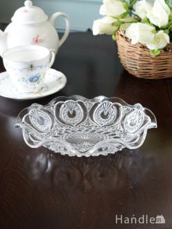 アンティーク雑貨 アンティーク 雑貨のガラス小物 アンティークのガラスのプレート、ガラス模様の華やかなプレスドグラス