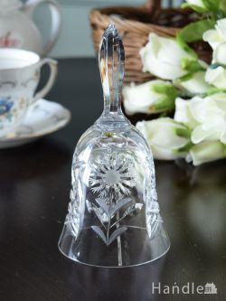 イギリスのアンティークガラス雑貨、ひまわりが咲いた模様の型押しが可愛いプレスドグラスのベル