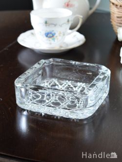 アンティーク雑貨 その他アンティーク雑貨 イギリスで見つけたおしゃれな灰皿、スクエアタイプのプレスドグラスのアッシュトレイ