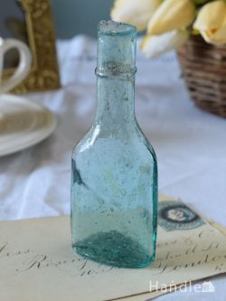 アンティーク雑貨 アンティークビン・香水瓶 アンティークのおしゃれなガラスボトル、淡い色のきれいなガラス瓶