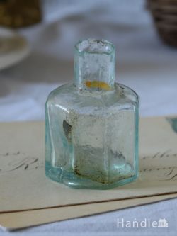 アンティーク雑貨 アンティークビン・香水瓶 イギリスのアンティークガラス雑貨、色が爽やかな八角形のヴィクトリアンガラスボトル