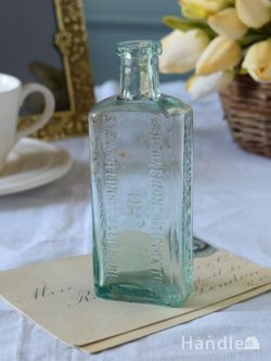 アンティーク雑貨 アンティークビン・香水瓶 アンティークのおしゃれなガラスボトル、エンボス入りのガラス瓶　