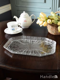 アンティーク雑貨 アンティーク 雑貨のガラス小物 アンティークガラスの美しいプレート、イギリスから届いたプレスドグラスのトレイ