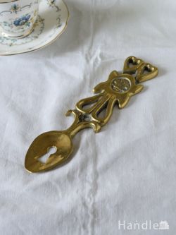 アンティーク雑貨 アンティークオブジェ イギリスで見つけたアンティークの壁飾り、鍵穴モチーフの付いた真鍮のスプーン（ブラスオブジェ）