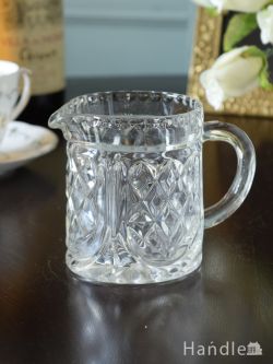 アンティーク雑貨 アンティーク食器 英国アンティークのプレスドグラス、大きなダイヤ形の型押しのガラスピッチャー