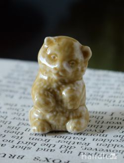 アンティーク雑貨 アンティークオブジェ 英国WADE社のビンテージ陶器、Whimsiesシリーズの小さな子熊のフィギア