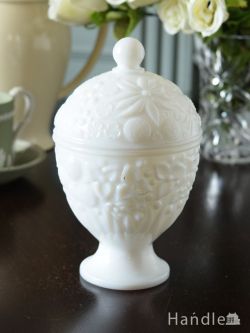 アンティーク雑貨 アンティーク食器 真っ白なアンティークミルクガラスが可愛い、お花の型押し模様が入ったフタ付きの小物入れ