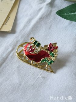 アンティーク雑貨 アンティークブローチ クリスマスのおしゃれなビンテージアクセサリー、プレゼントを乗せたソリのブローチ