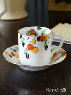 アンティーク雑貨 アンティーク食器 イギリスのアンティーク食器、Roslyn China R & Co（ロズリンチャイナ）のフルーツ×蝶々が描かれたデミタスカップ＆ソーサー