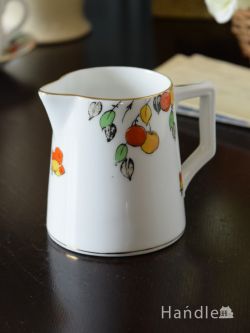 イギリスのアンティーク食器、Roslyn China R & Co（ロズリンチャイナ）のフルーツ×蝶々が描かれたミルクポット