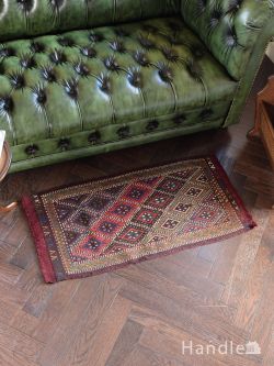 アンティーク雑貨 トライバルラグ・トルコ絨毯 落ち着いた色のおしゃれなビンテージ絨毯、ダイヤ形がデザインされたオールドキリム