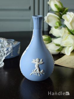 アンティーク雑貨 アンティーク花瓶 Wedgwoodジャスパーウェアの花器 、天使のレリーフが美しいイギリスのアンティークの一輪挿し