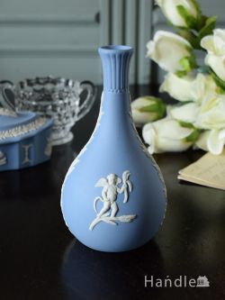 アンティーク雑貨 フラワーベース・花瓶アンティーク ウェジウッド社ジャスパーウェアの一輪挿し、天使のレリーフが美しいイギリスのアンティークの花器 