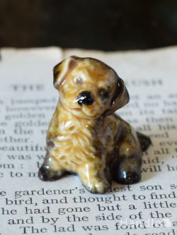 アンティーク雑貨 アンティークオブジェ イギリスで見つけたWADE社のビンテージ陶器、Whimsiesシリーズの犬のフィギア（子犬）