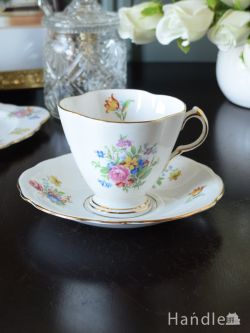 アンティーク雑貨 アンティーク食器 イギリスのアンティーク食器、いろんなお花のブーケが美しいカップ＆ソーサー（C.W.S. WINDSOR ）　