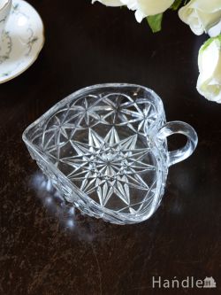 アンティーク雑貨 アンティーク食器 アンティークのガラスの持ち手付きプレート、リーフのかたちがおしゃれなプレスドグラス