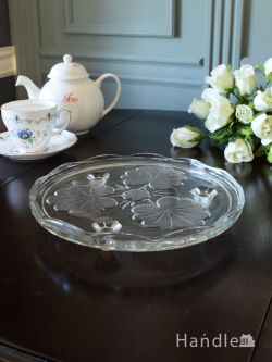 アンティーク雑貨 アンティーク食器 アンティークガラスの脚付きプレート、型押し模様がおしゃれなプレスドグラスのケーキスタンド