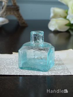 アンティーク雑貨 アンティークビン・香水瓶 アンティークのガラス雑貨、四角い形がおしゃれなアンティークガラスのインクボトル