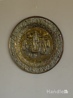 英国で見つけたアンティーク雑貨、帆船の型押しがカッコいい真鍮製の飾り皿