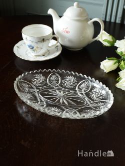 アンティーク雑貨 アンティーク食器 イギリスで見つけたアンティークガラスのプレート、お花が咲いた模様が華やかなプレスドグラスのお皿