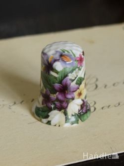 アンティーク雑貨 アンティークオブジェ イギリスのアンティーク指貫、色とりどりのお花がたっぷり描かれたシンブル