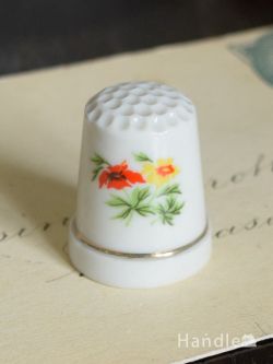 イギリスのアンティーク指貫、可愛い2輪のお花が描かれたシンブル