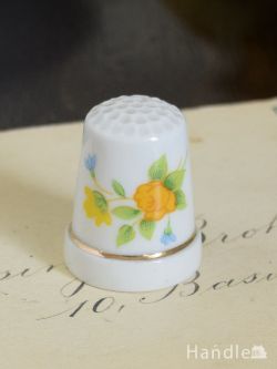 アンティーク雑貨 アンティークオブジェ イギリスのアンティーク指貫、イエロー色のお花が爽やかに描かれたシンブル