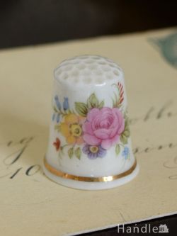 アンティーク雑貨 アンティークオブジェ イギリスのおしゃれなアンティーク雑貨、華やかなお花ブーケの陶器製のシンブル
