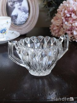 英国アンティークガラスのおしゃれな器、両サイドに持ち手が付いた美しいプレスドグラス